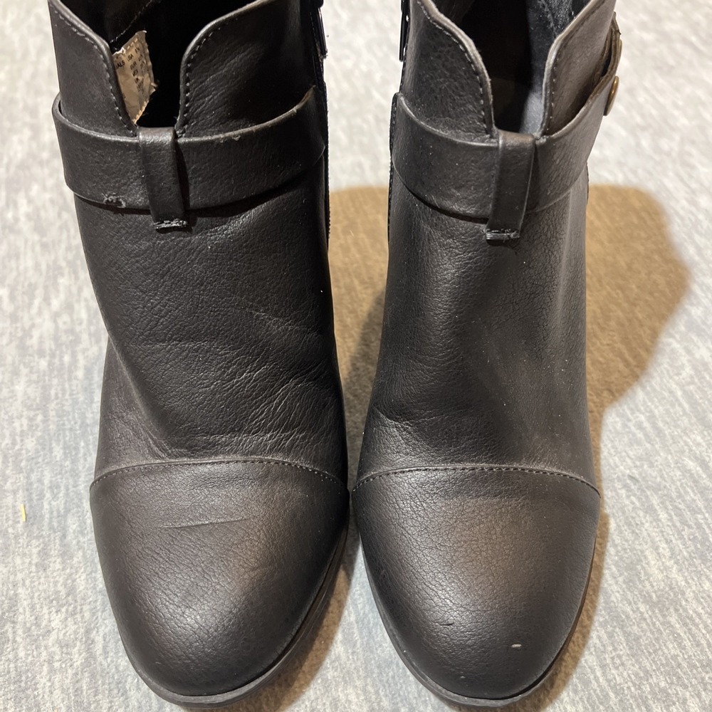 American Eagle Ankle Boots Women 8.5 Black Side Zip 3in Heel Snap Strap Faux EUC - Picture 4 of 16